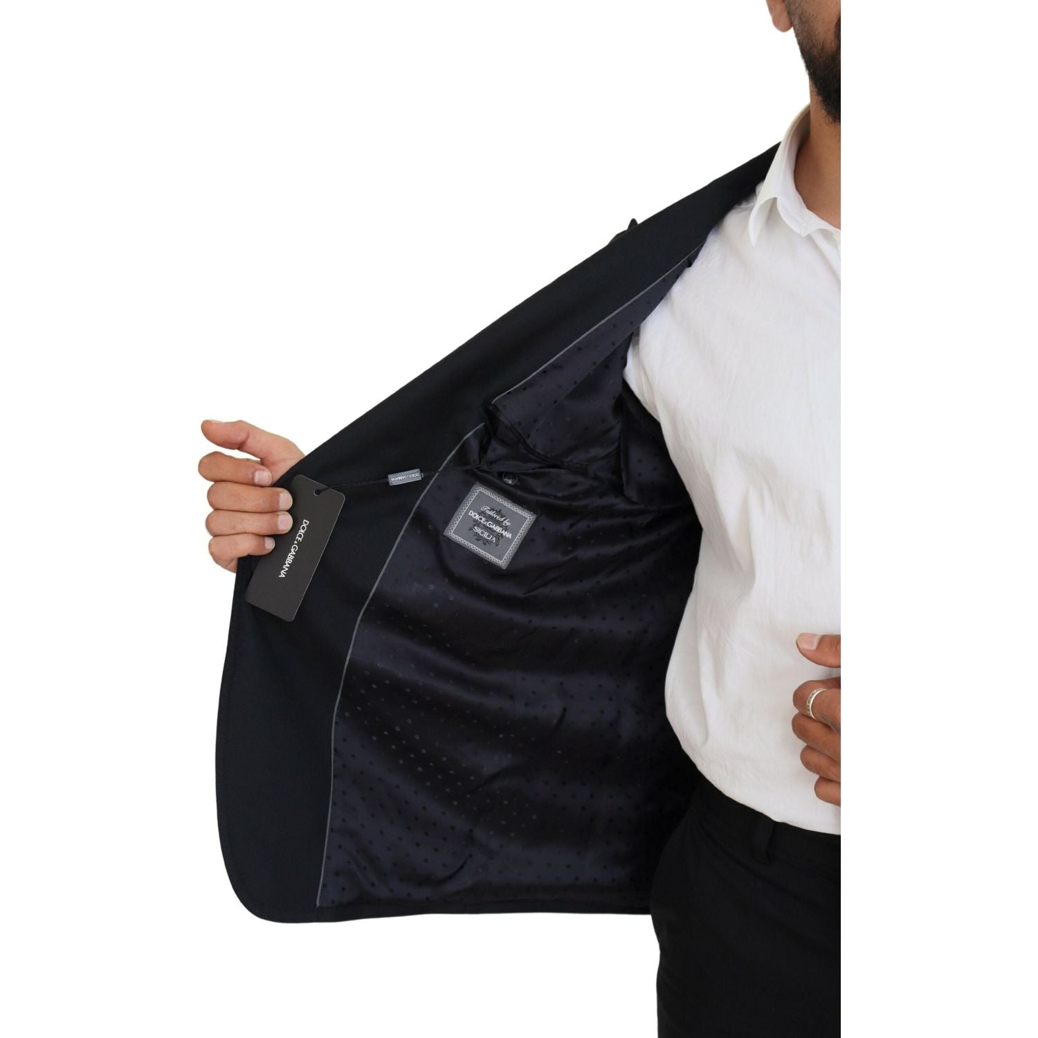 Front view with bag zipped and handles upright.