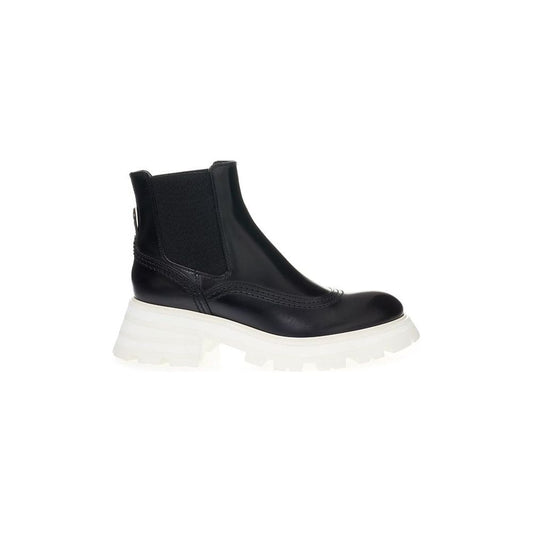 Alexander McQueen Elegant Leather Boots in Timeless Black Alexander McQueen